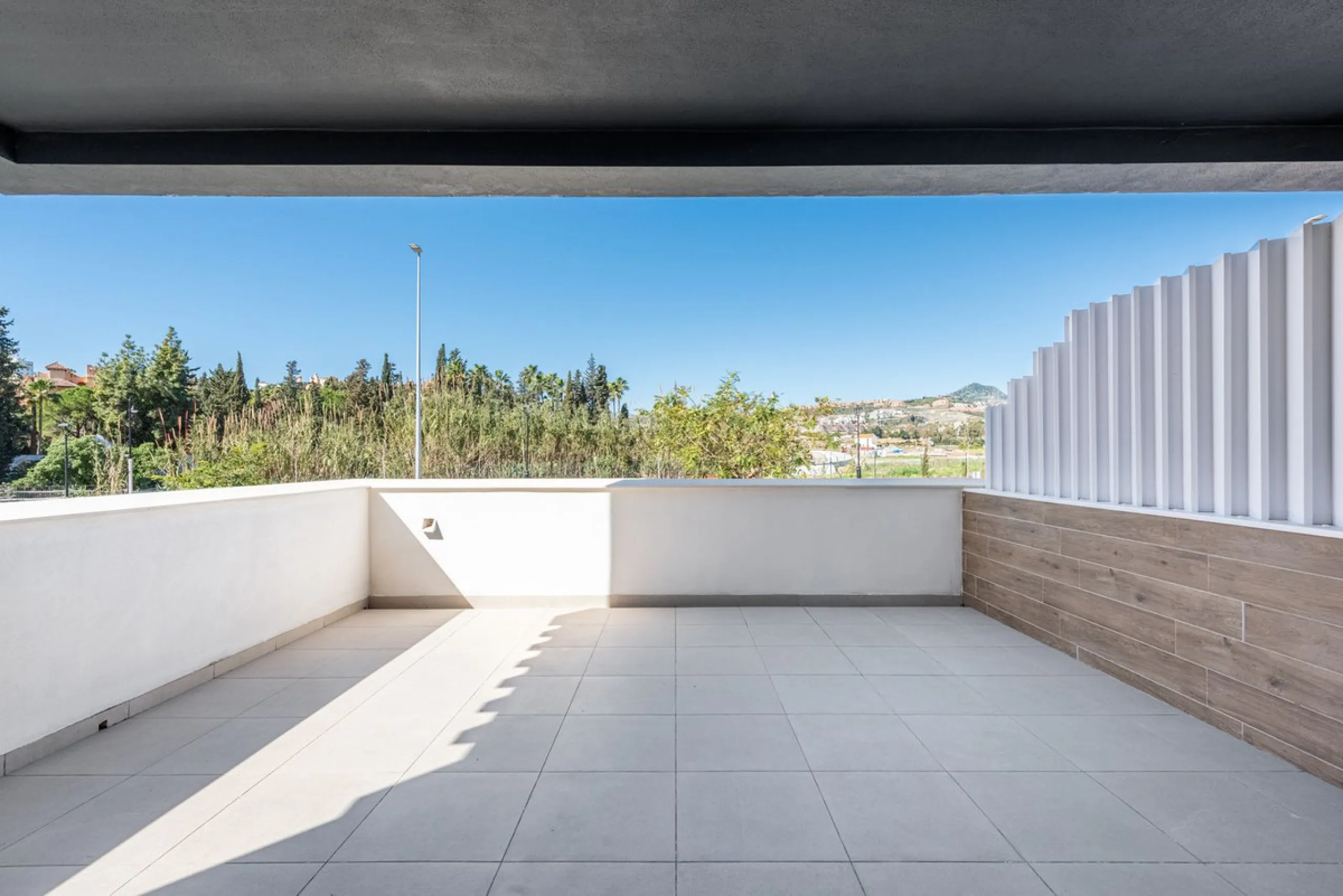 This beautifully designed two-level house in the highly sought-after Atalaya area offers an exceptional blend of modern comfort, natural light, and prime Costa del Sol living. West-facing and thoughtfully positioned, the property enjoys abundant afternoon