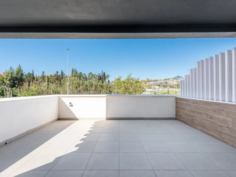 This beautifully designed two-level house in the highly sought-after Atalaya area offers an exceptional blend of modern comfort, natural light, and prime Costa del Sol living. West-facing and thoughtfully positioned, the property enjoys abundant afternoon