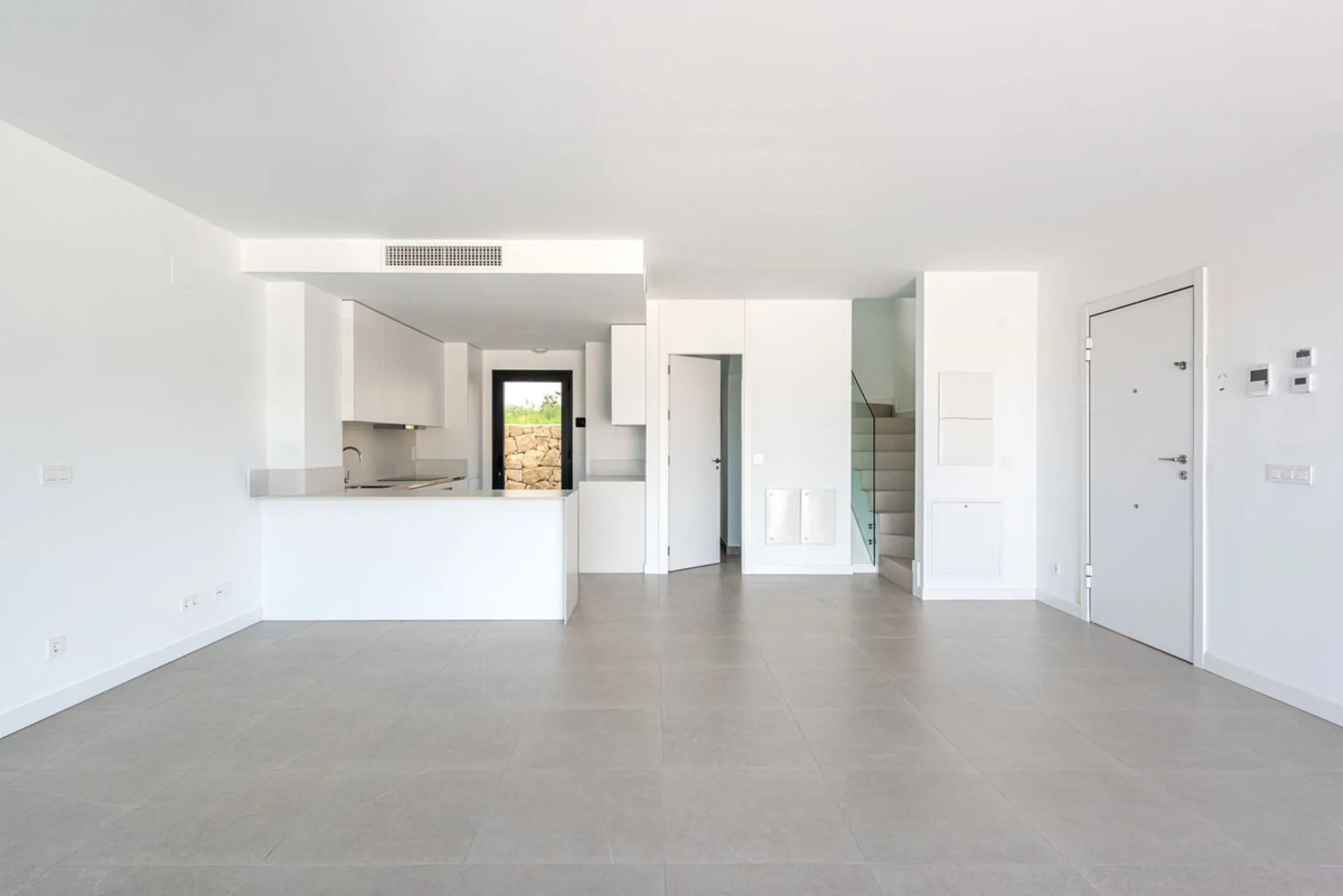 This beautifully designed two-level house in the highly sought-after Atalaya area offers an exceptional blend of modern comfort, natural light, and prime Costa del Sol living. West-facing and thoughtfully positioned, the property enjoys abundant afternoon