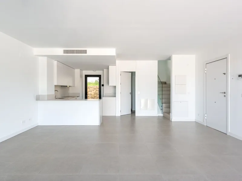 This beautifully designed two-level house in the highly sought-after Atalaya area offers an exceptional blend of modern comfort, natural light, and prime Costa del Sol living. West-facing and thoughtfully positioned, the property enjoys abundant afternoon