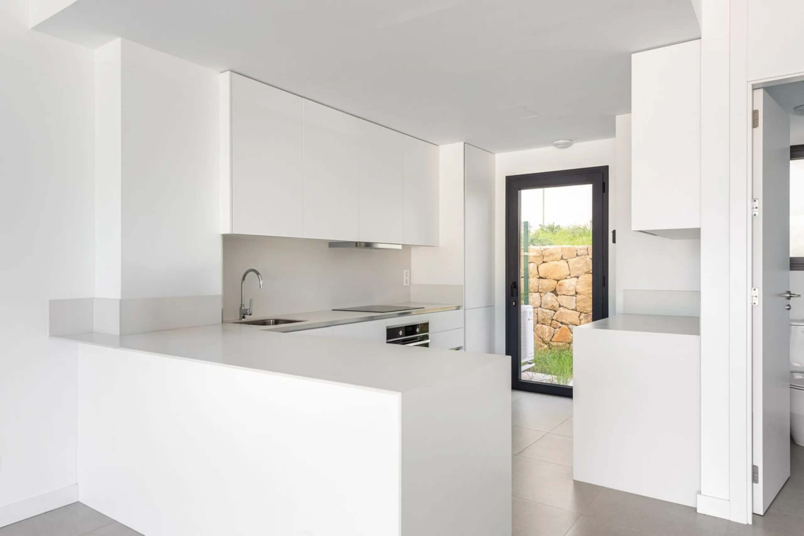 This beautifully designed two-level house in the highly sought-after Atalaya area offers an exceptional blend of modern comfort, natural light, and prime Costa del Sol living. West-facing and thoughtfully positioned, the property enjoys abundant afternoon