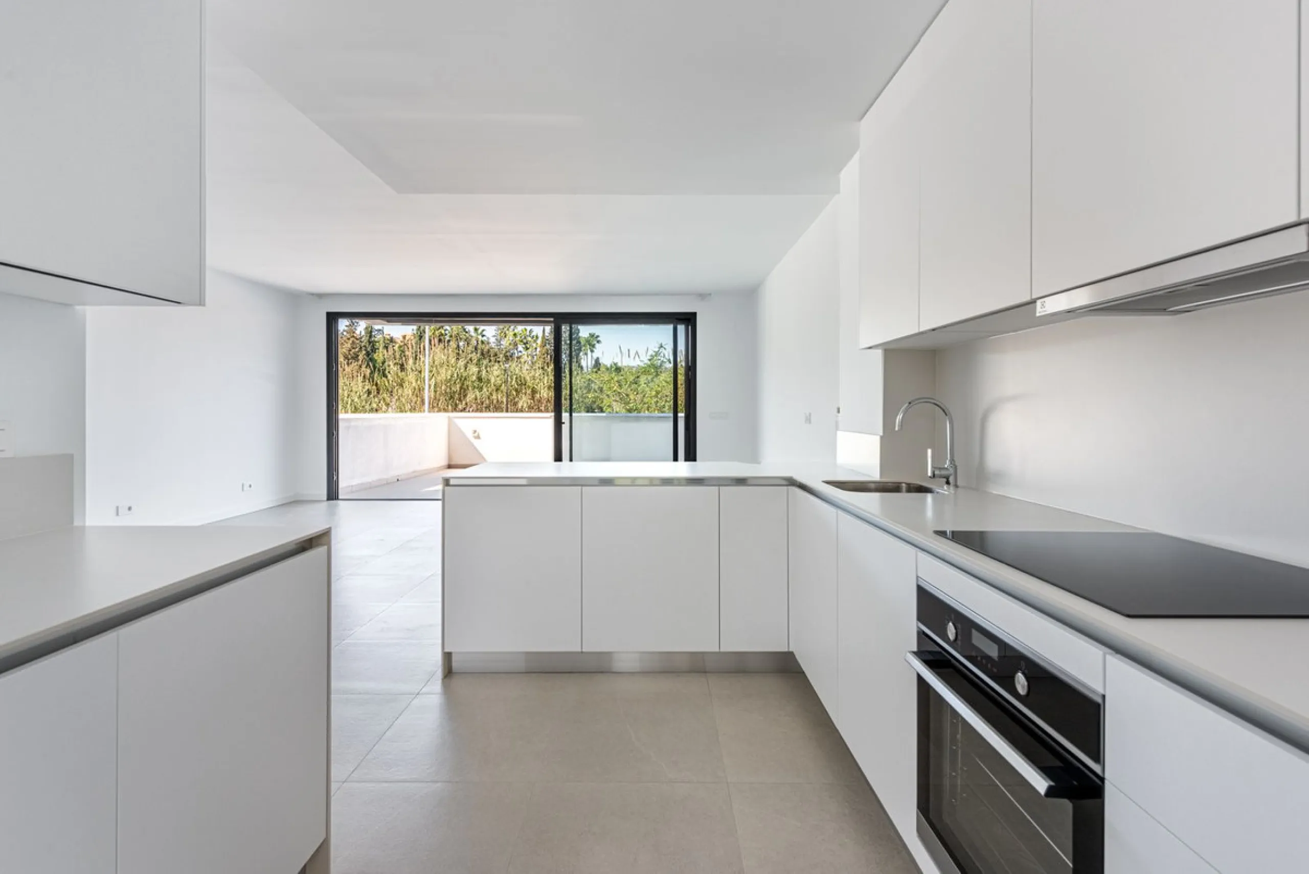 This beautifully designed two-level house in the highly sought-after Atalaya area offers an exceptional blend of modern comfort, natural light, and prime Costa del Sol living. West-facing and thoughtfully positioned, the property enjoys abundant afternoon