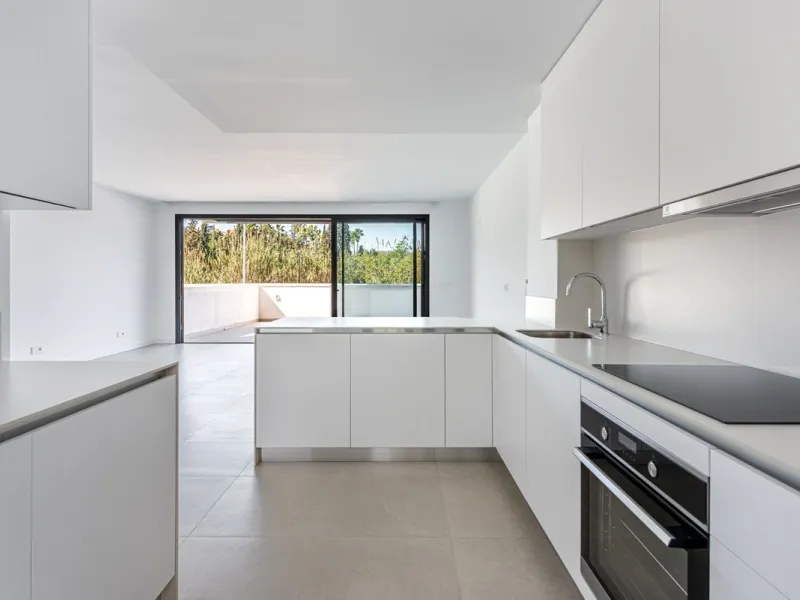 This beautifully designed two-level house in the highly sought-after Atalaya area offers an exceptional blend of modern comfort, natural light, and prime Costa del Sol living. West-facing and thoughtfully positioned, the property enjoys abundant afternoon