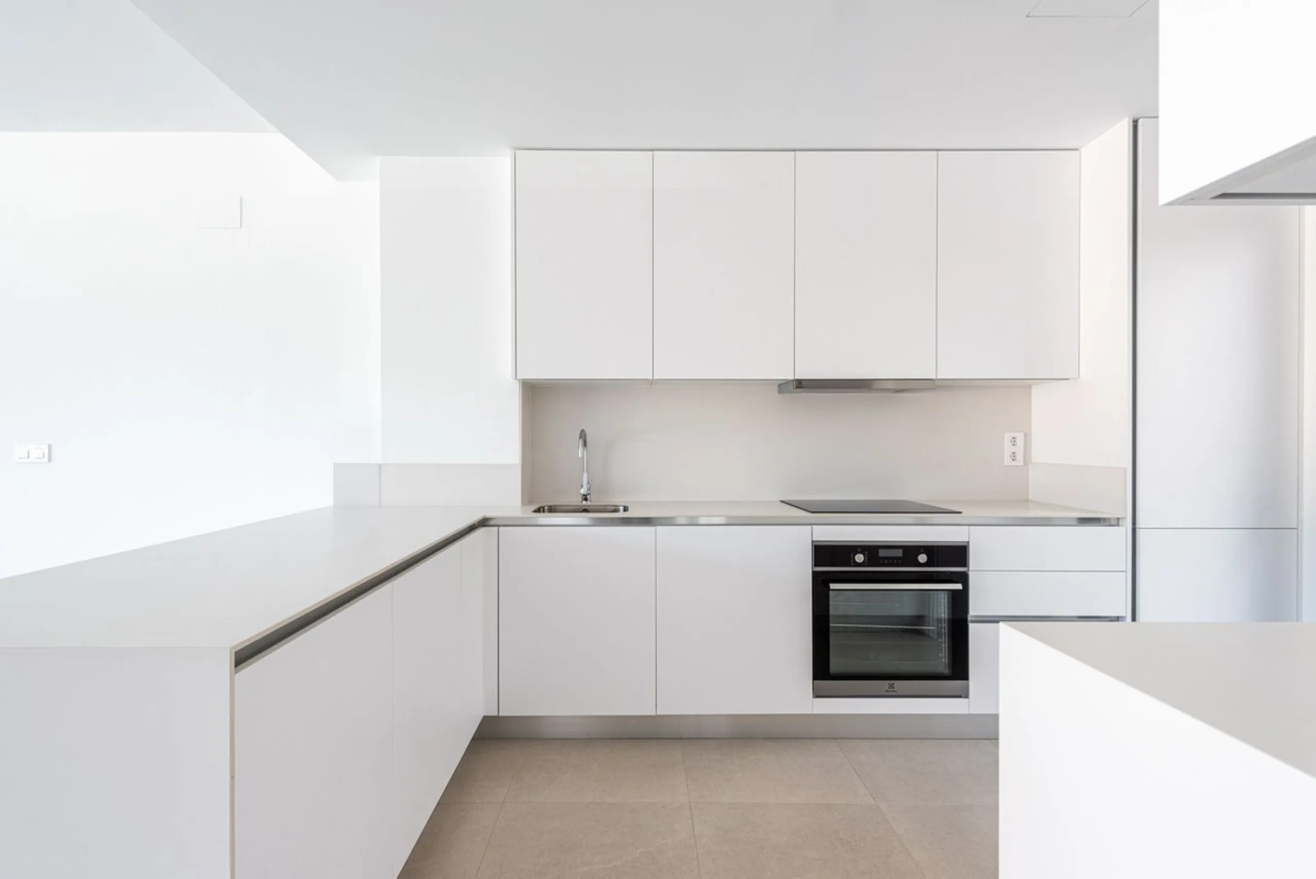 This beautifully designed two-level house in the highly sought-after Atalaya area offers an exceptional blend of modern comfort, natural light, and prime Costa del Sol living. West-facing and thoughtfully positioned, the property enjoys abundant afternoon