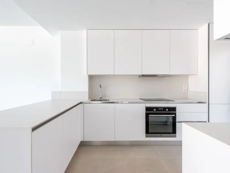 This beautifully designed two-level house in the highly sought-after Atalaya area offers an exceptional blend of modern comfort, natural light, and prime Costa del Sol living. West-facing and thoughtfully positioned, the property enjoys abundant afternoon