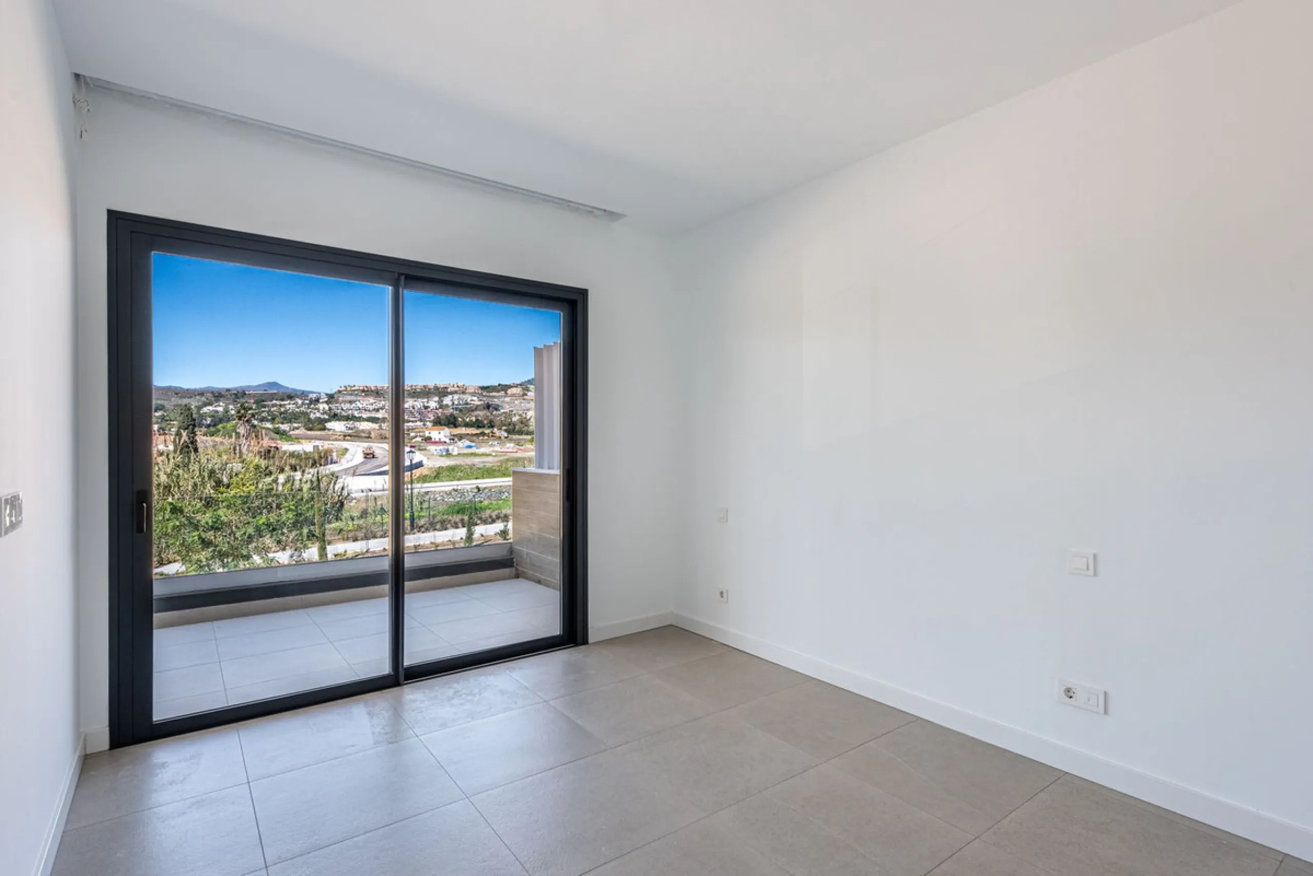 This beautifully designed two-level house in the highly sought-after Atalaya area offers an exceptional blend of modern comfort, natural light, and prime Costa del Sol living. West-facing and thoughtfully positioned, the property enjoys abundant afternoon
