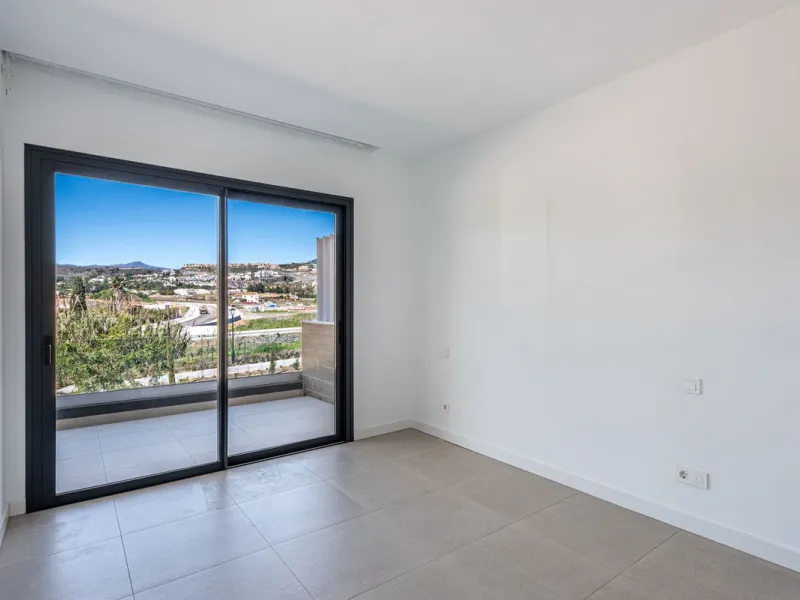 This beautifully designed two-level house in the highly sought-after Atalaya area offers an exceptional blend of modern comfort, natural light, and prime Costa del Sol living. West-facing and thoughtfully positioned, the property enjoys abundant afternoon