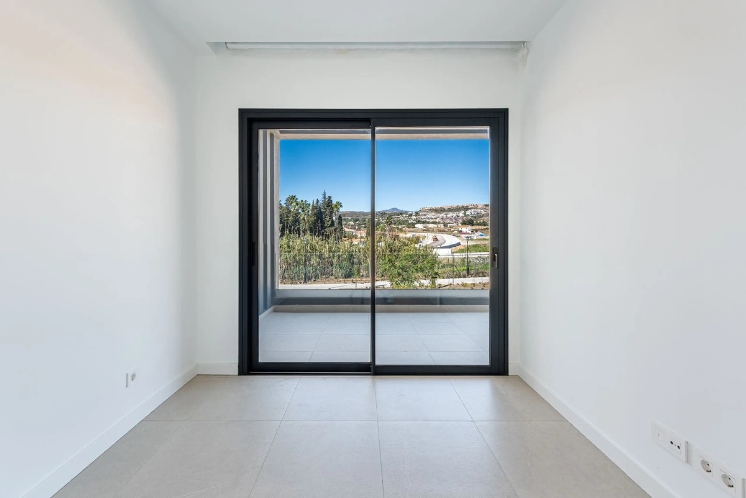 This beautifully designed two-level house in the highly sought-after Atalaya area offers an exceptional blend of modern comfort, natural light, and prime Costa del Sol living. West-facing and thoughtfully positioned, the property enjoys abundant afternoon
