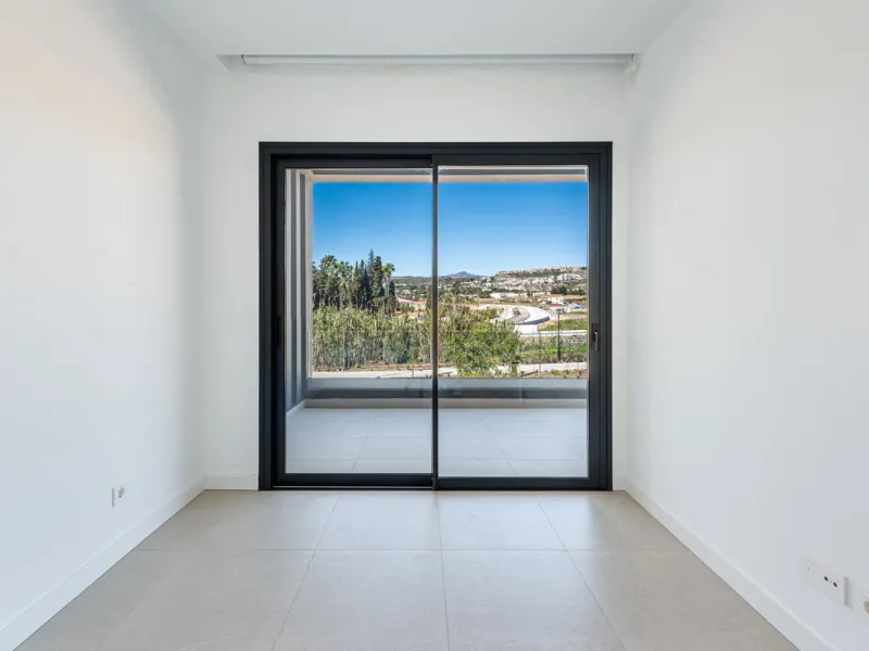 This beautifully designed two-level house in the highly sought-after Atalaya area offers an exceptional blend of modern comfort, natural light, and prime Costa del Sol living. West-facing and thoughtfully positioned, the property enjoys abundant afternoon
