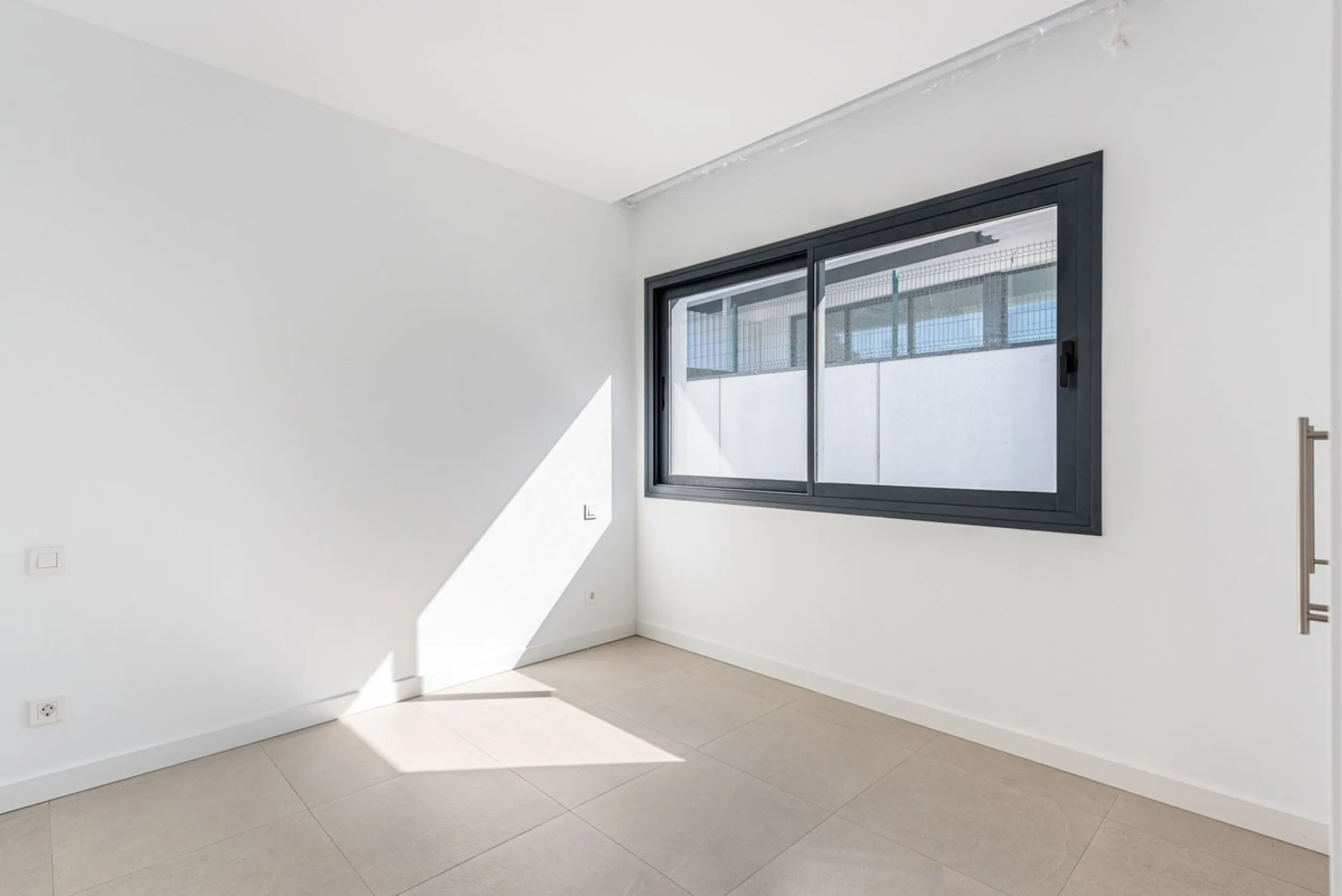 This beautifully designed two-level house in the highly sought-after Atalaya area offers an exceptional blend of modern comfort, natural light, and prime Costa del Sol living. West-facing and thoughtfully positioned, the property enjoys abundant afternoon