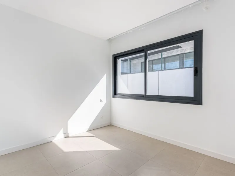 This beautifully designed two-level house in the highly sought-after Atalaya area offers an exceptional blend of modern comfort, natural light, and prime Costa del Sol living. West-facing and thoughtfully positioned, the property enjoys abundant afternoon