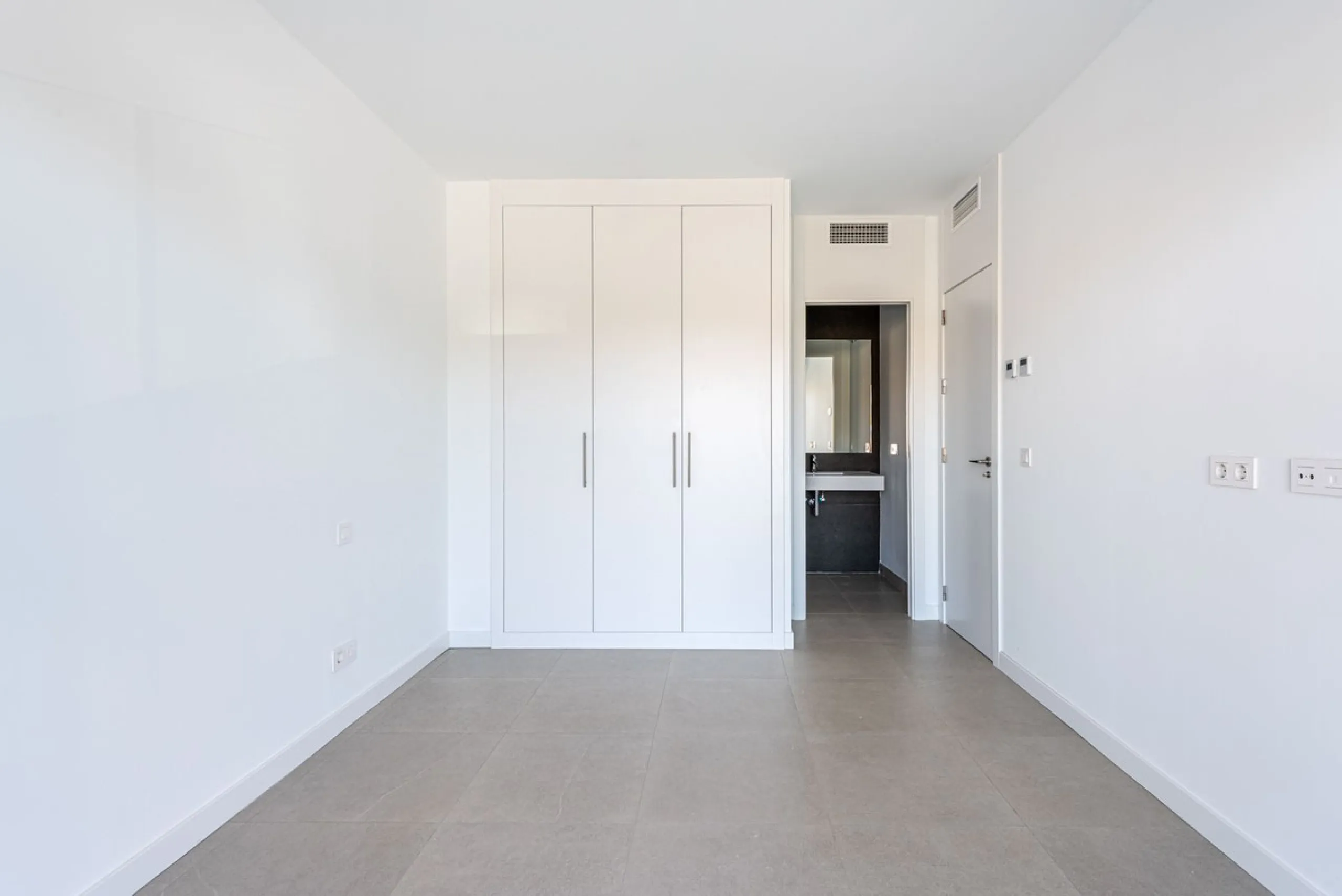This beautifully designed two-level house in the highly sought-after Atalaya area offers an exceptional blend of modern comfort, natural light, and prime Costa del Sol living. West-facing and thoughtfully positioned, the property enjoys abundant afternoon