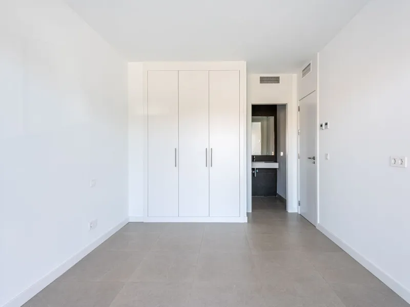 This beautifully designed two-level house in the highly sought-after Atalaya area offers an exceptional blend of modern comfort, natural light, and prime Costa del Sol living. West-facing and thoughtfully positioned, the property enjoys abundant afternoon