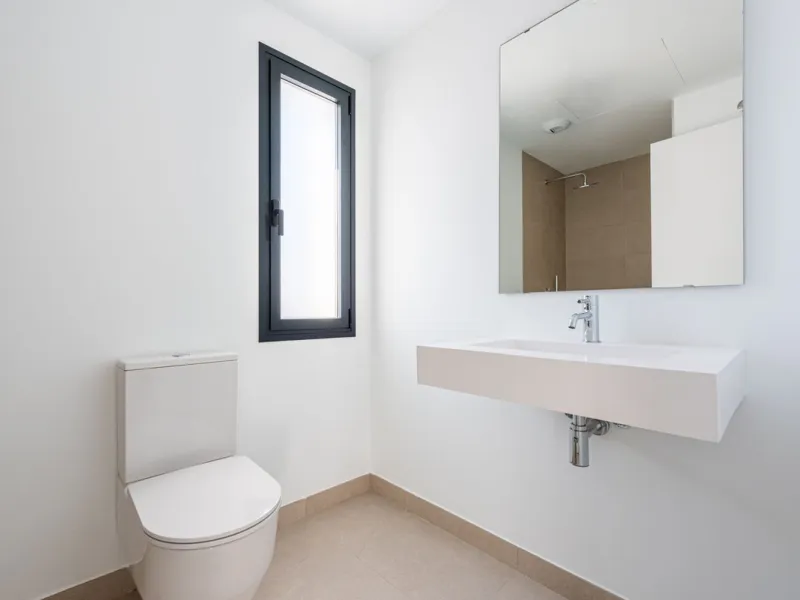 This beautifully designed two-level house in the highly sought-after Atalaya area offers an exceptional blend of modern comfort, natural light, and prime Costa del Sol living. West-facing and thoughtfully positioned, the property enjoys abundant afternoon