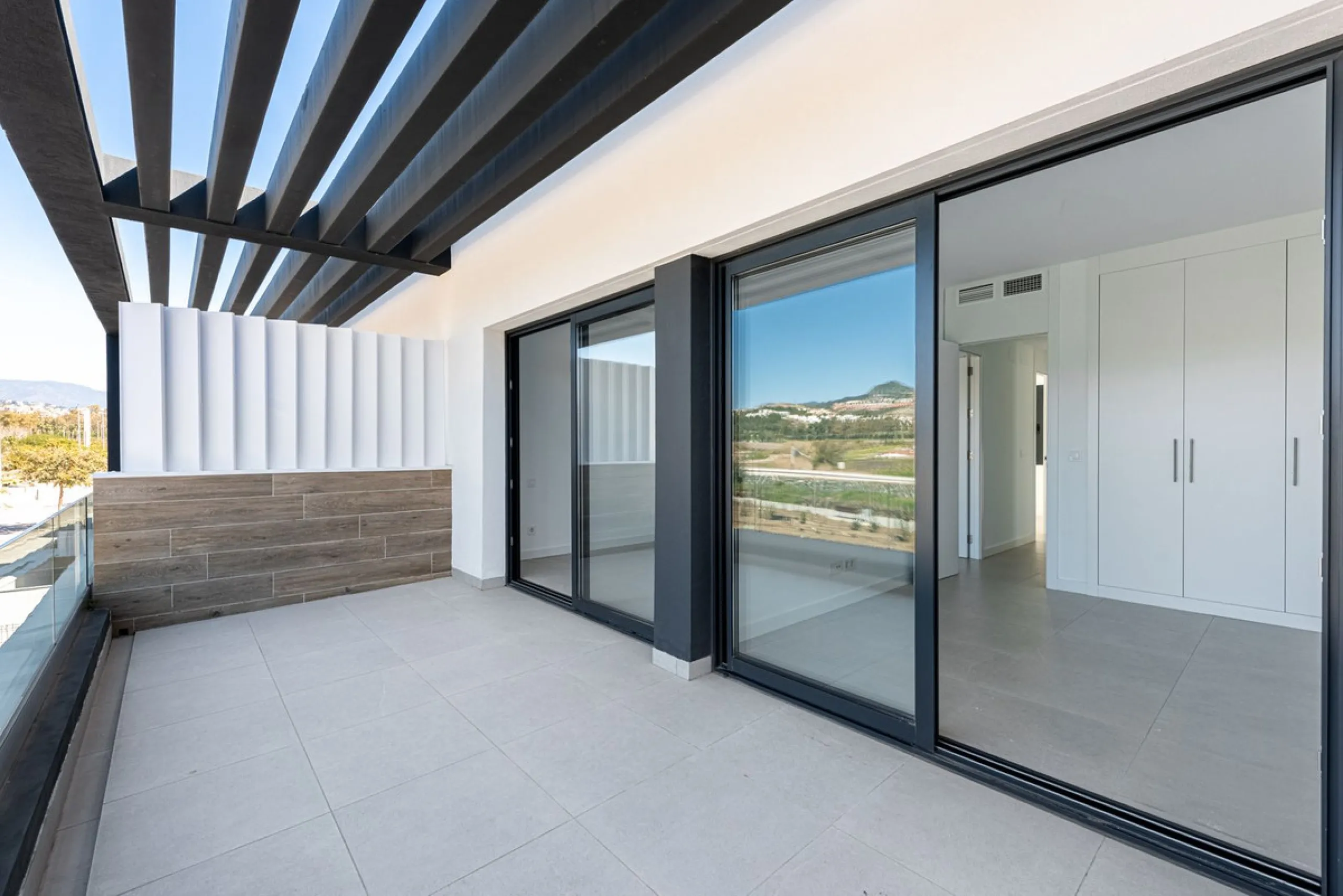 This beautifully designed two-level house in the highly sought-after Atalaya area offers an exceptional blend of modern comfort, natural light, and prime Costa del Sol living. West-facing and thoughtfully positioned, the property enjoys abundant afternoon