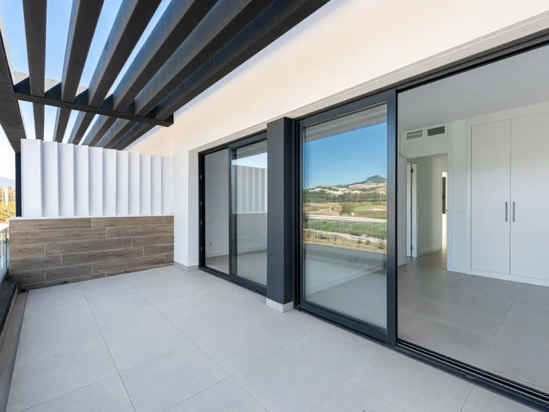 This beautifully designed two-level house in the highly sought-after Atalaya area offers an exceptional blend of modern comfort, natural light, and prime Costa del Sol living. West-facing and thoughtfully positioned, the property enjoys abundant afternoon
