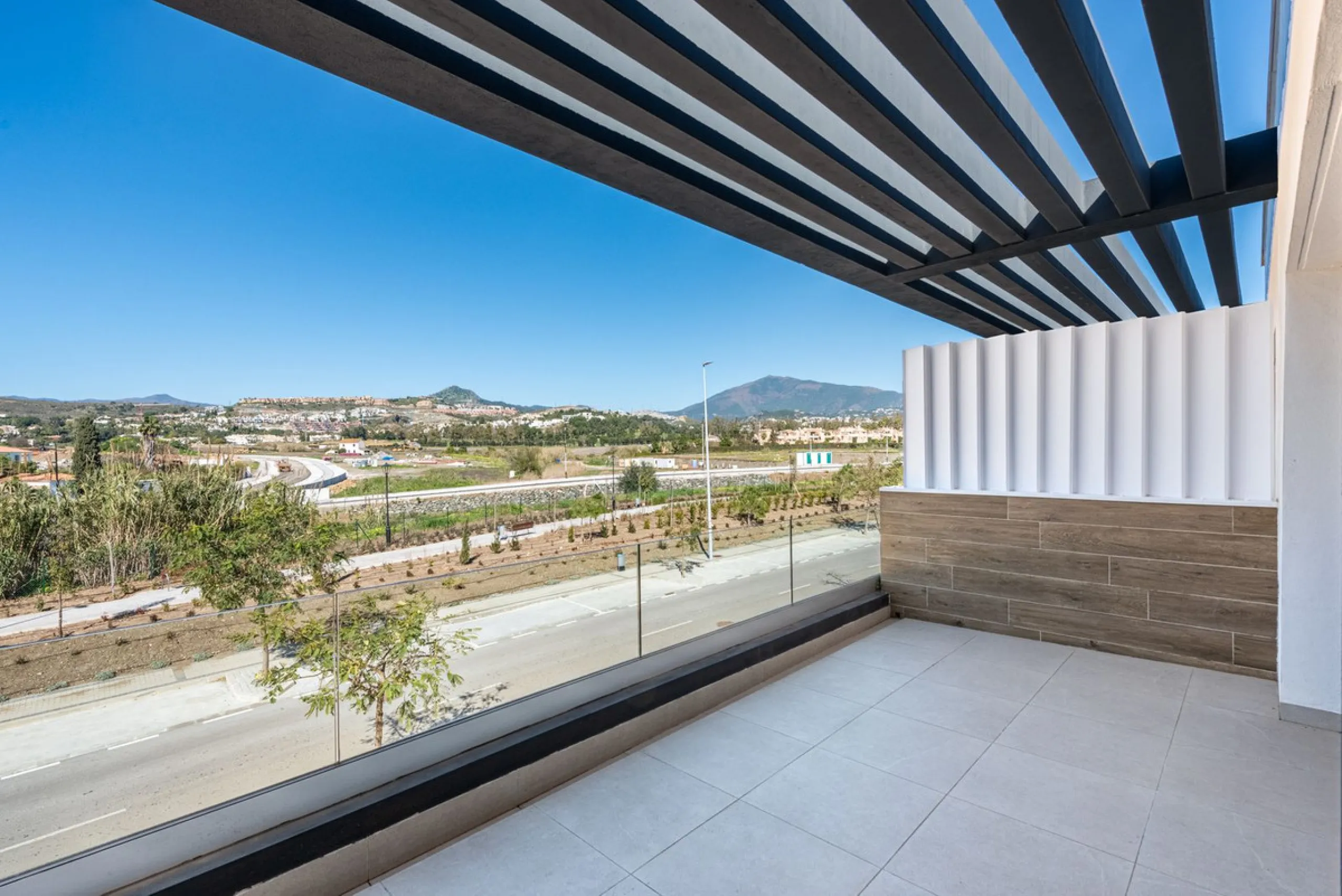 This beautifully designed two-level house in the highly sought-after Atalaya area offers an exceptional blend of modern comfort, natural light, and prime Costa del Sol living. West-facing and thoughtfully positioned, the property enjoys abundant afternoon