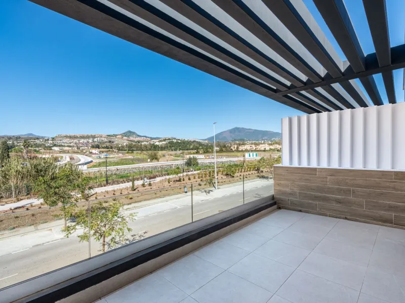 This beautifully designed two-level house in the highly sought-after Atalaya area offers an exceptional blend of modern comfort, natural light, and prime Costa del Sol living. West-facing and thoughtfully positioned, the property enjoys abundant afternoon