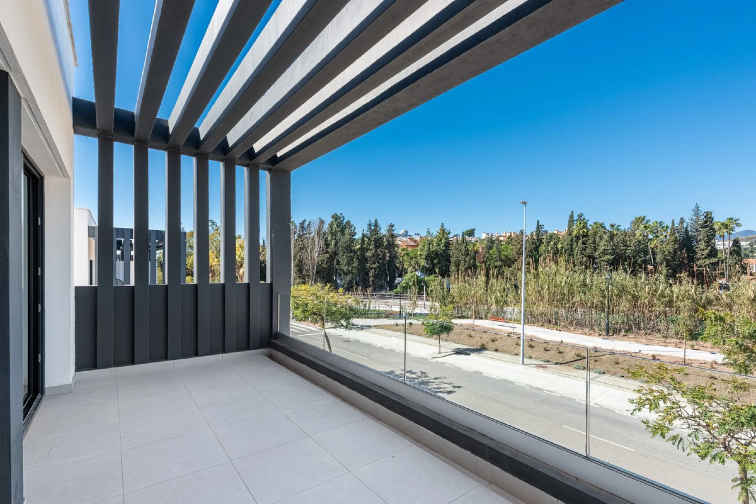 This beautifully designed two-level house in the highly sought-after Atalaya area offers an exceptional blend of modern comfort, natural light, and prime Costa del Sol living. West-facing and thoughtfully positioned, the property enjoys abundant afternoon