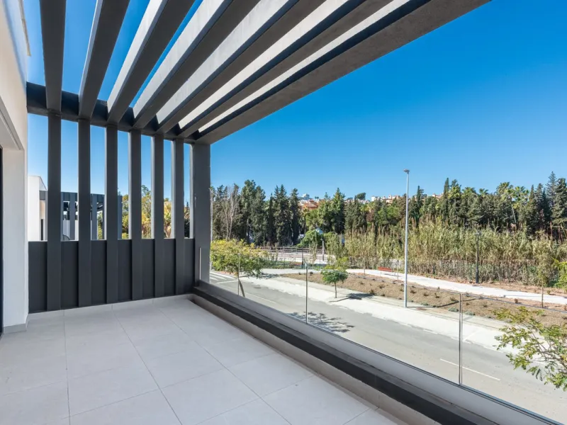 This beautifully designed two-level house in the highly sought-after Atalaya area offers an exceptional blend of modern comfort, natural light, and prime Costa del Sol living. West-facing and thoughtfully positioned, the property enjoys abundant afternoon