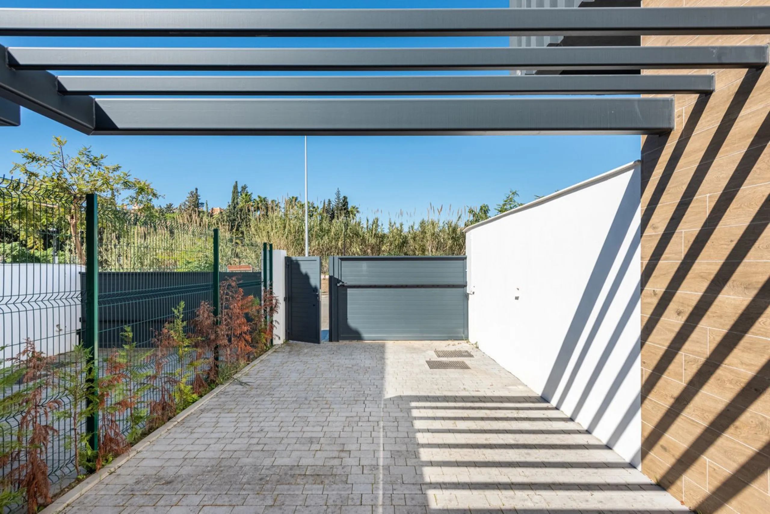 This beautifully designed two-level house in the highly sought-after Atalaya area offers an exceptional blend of modern comfort, natural light, and prime Costa del Sol living. West-facing and thoughtfully positioned, the property enjoys abundant afternoon