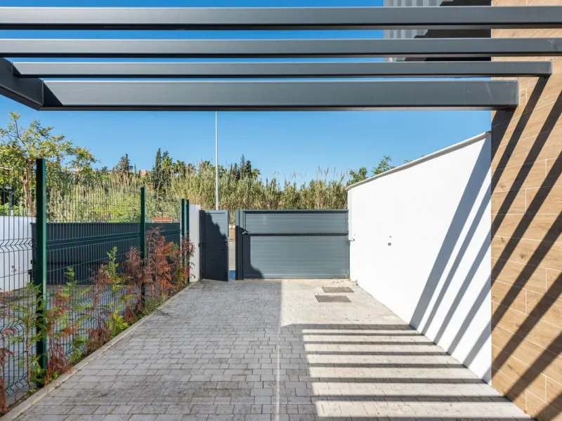 This beautifully designed two-level house in the highly sought-after Atalaya area offers an exceptional blend of modern comfort, natural light, and prime Costa del Sol living. West-facing and thoughtfully positioned, the property enjoys abundant afternoon