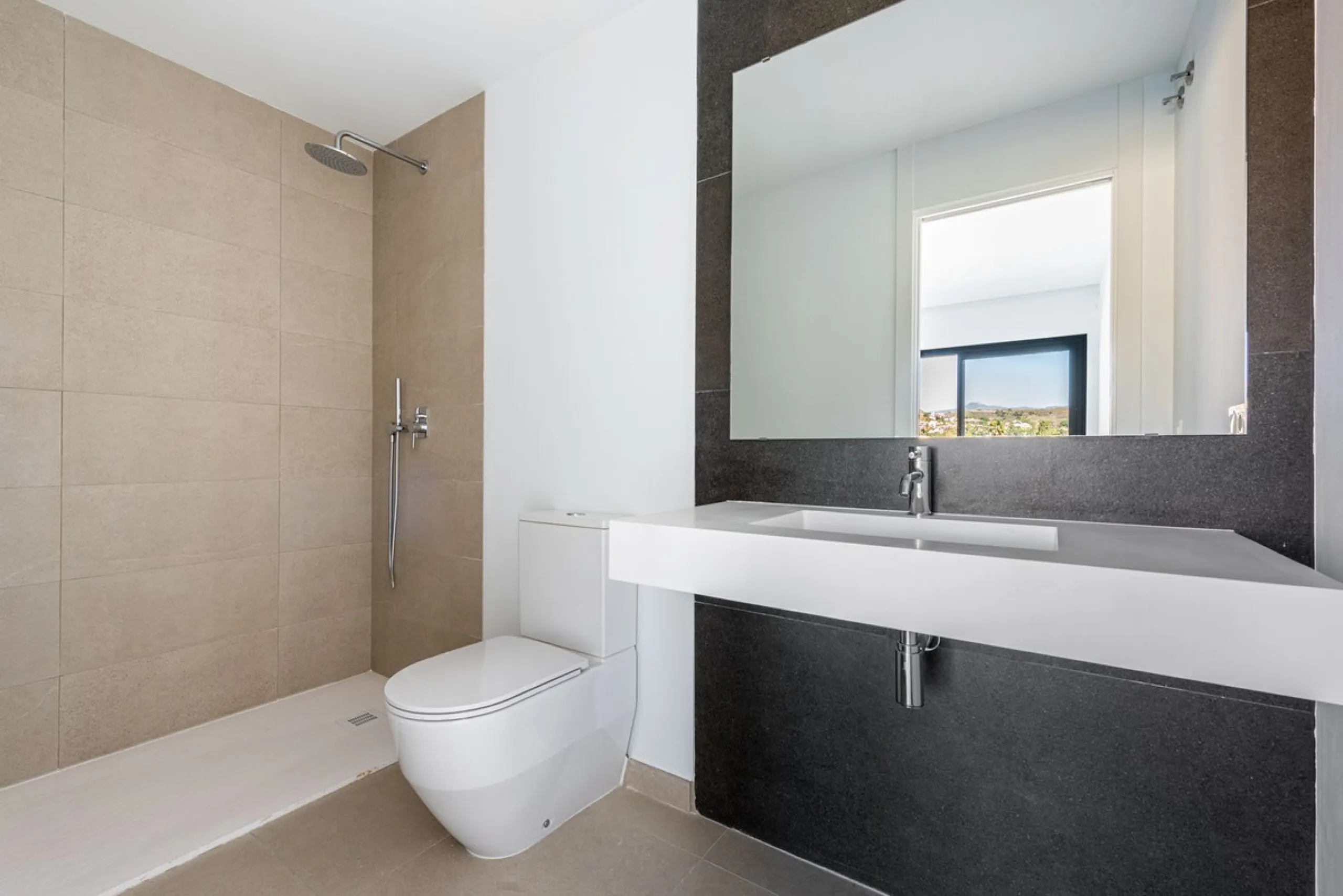 This beautifully designed two-level house in the highly sought-after Atalaya area offers an exceptional blend of modern comfort, natural light, and prime Costa del Sol living. West-facing and thoughtfully positioned, the property enjoys abundant afternoon
