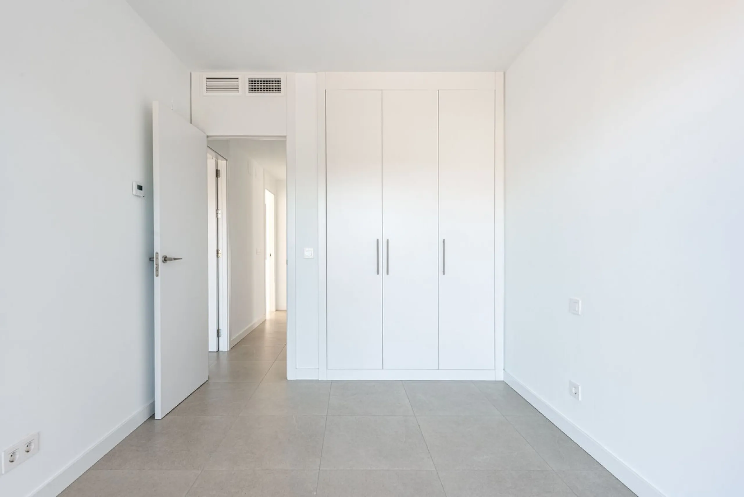 This beautifully designed two-level house in the highly sought-after Atalaya area offers an exceptional blend of modern comfort, natural light, and prime Costa del Sol living. West-facing and thoughtfully positioned, the property enjoys abundant afternoon