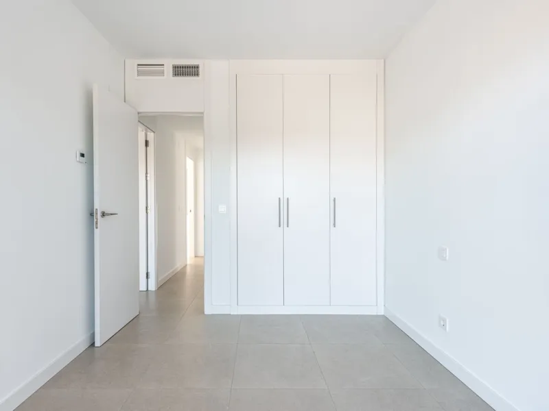 This beautifully designed two-level house in the highly sought-after Atalaya area offers an exceptional blend of modern comfort, natural light, and prime Costa del Sol living. West-facing and thoughtfully positioned, the property enjoys abundant afternoon