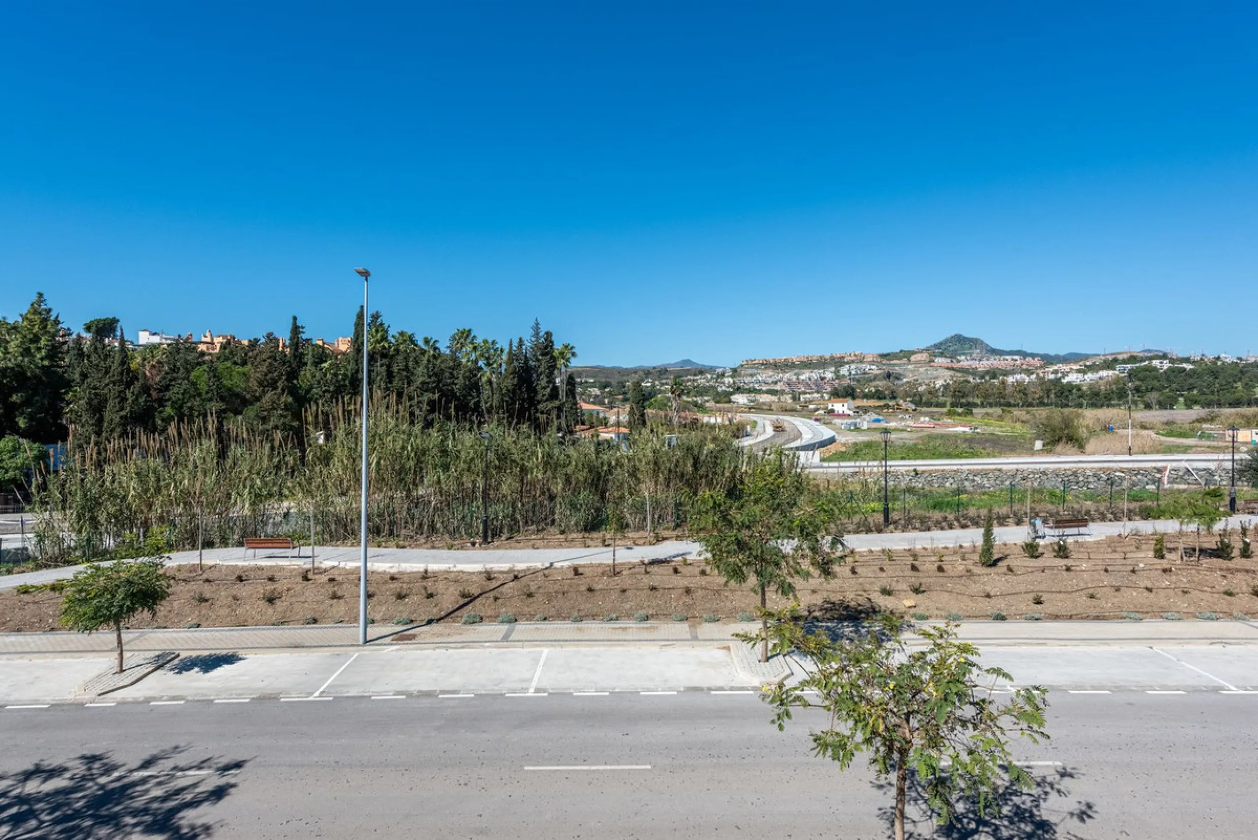 This beautifully designed two-level house in the highly sought-after Atalaya area offers an exceptional blend of modern comfort, natural light, and prime Costa del Sol living. West-facing and thoughtfully positioned, the property enjoys abundant afternoon