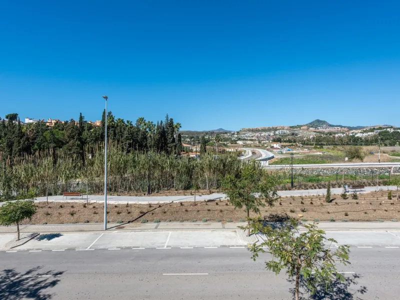 This beautifully designed two-level house in the highly sought-after Atalaya area offers an exceptional blend of modern comfort, natural light, and prime Costa del Sol living. West-facing and thoughtfully positioned, the property enjoys abundant afternoon