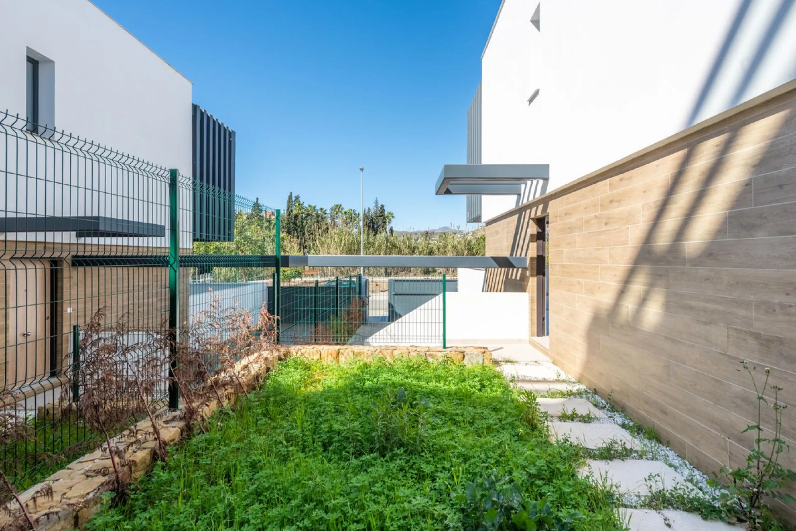 This beautifully designed two-level house in the highly sought-after Atalaya area offers an exceptional blend of modern comfort, natural light, and prime Costa del Sol living. West-facing and thoughtfully positioned, the property enjoys abundant afternoon