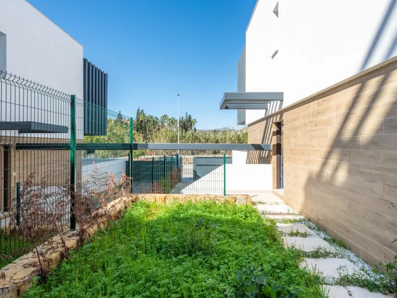 This beautifully designed two-level house in the highly sought-after Atalaya area offers an exceptional blend of modern comfort, natural light, and prime Costa del Sol living. West-facing and thoughtfully positioned, the property enjoys abundant afternoon