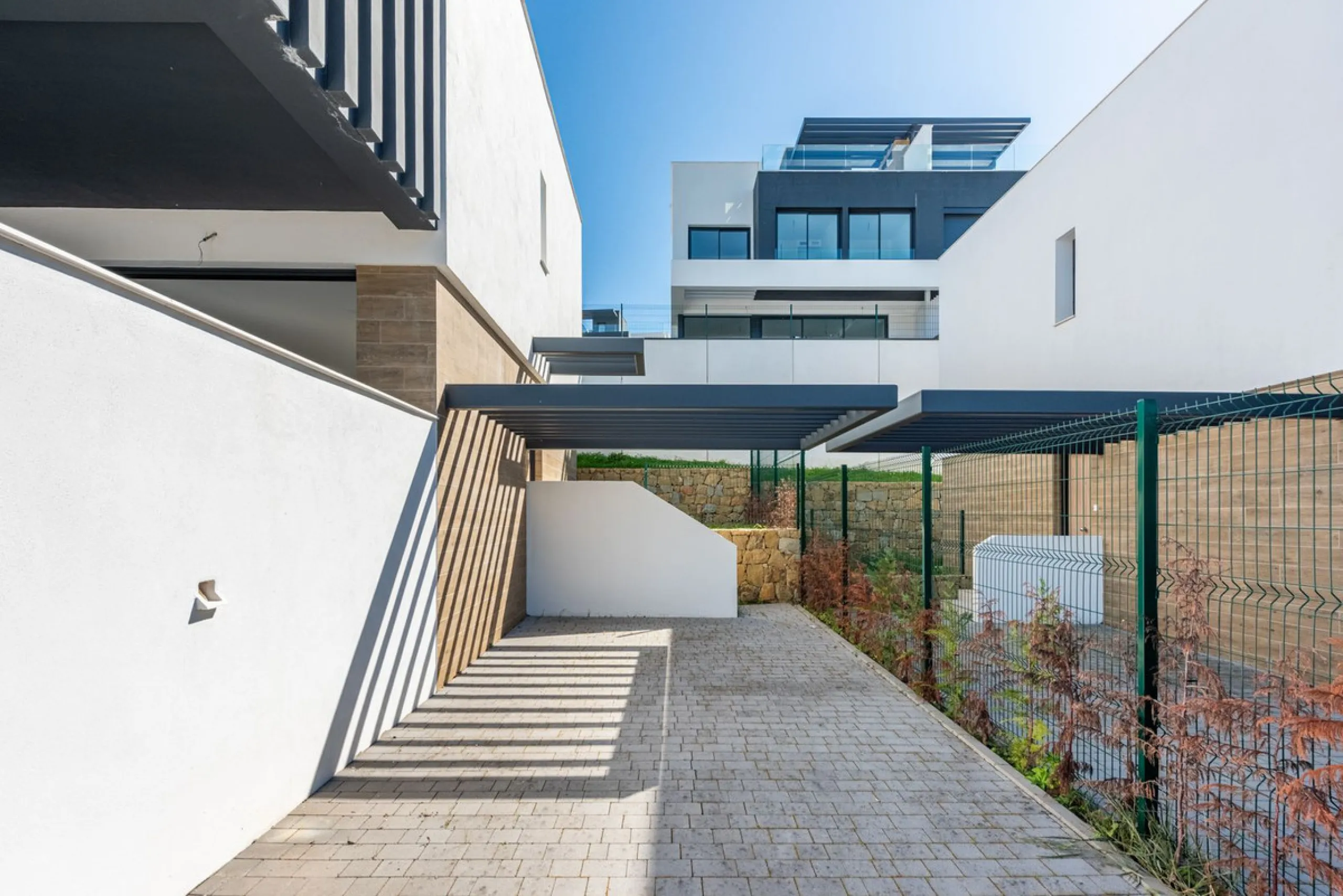 This beautifully designed two-level house in the highly sought-after Atalaya area offers an exceptional blend of modern comfort, natural light, and prime Costa del Sol living. West-facing and thoughtfully positioned, the property enjoys abundant afternoon