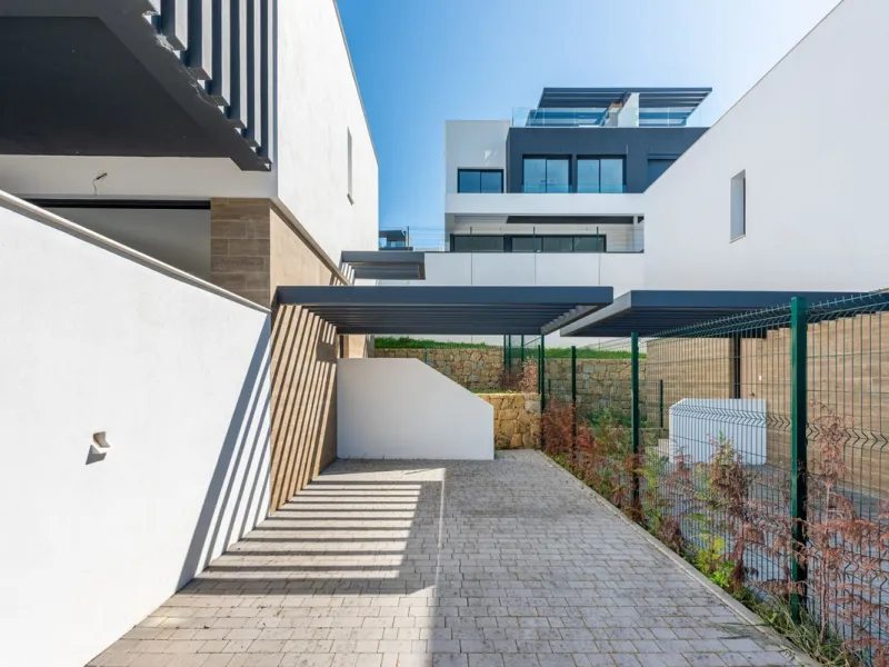 This beautifully designed two-level house in the highly sought-after Atalaya area offers an exceptional blend of modern comfort, natural light, and prime Costa del Sol living. West-facing and thoughtfully positioned, the property enjoys abundant afternoon