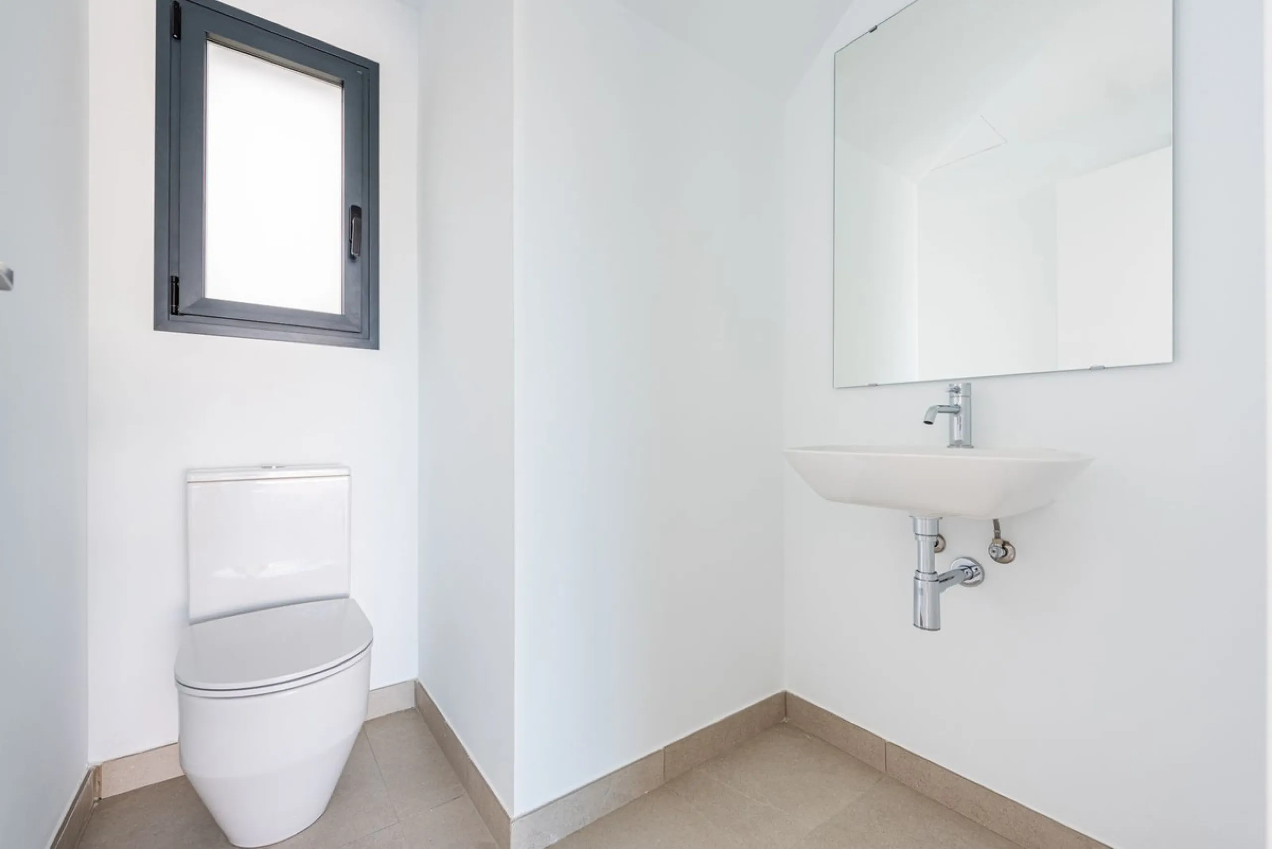 This beautifully designed two-level house in the highly sought-after Atalaya area offers an exceptional blend of modern comfort, natural light, and prime Costa del Sol living. West-facing and thoughtfully positioned, the property enjoys abundant afternoon