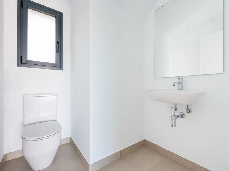 This beautifully designed two-level house in the highly sought-after Atalaya area offers an exceptional blend of modern comfort, natural light, and prime Costa del Sol living. West-facing and thoughtfully positioned, the property enjoys abundant afternoon