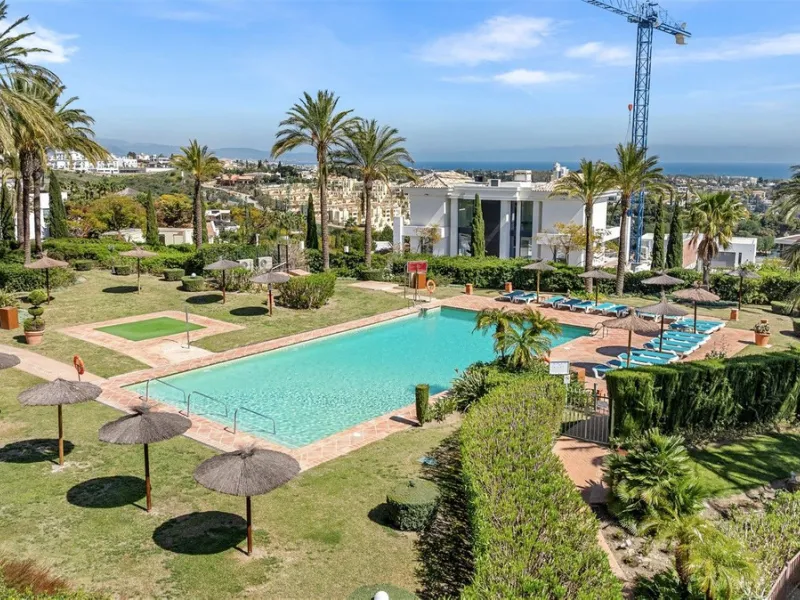 Exceptional panoramic duplex penthouse is located in the prestigious Los Flamingos Golf Resort and offers four bedrooms and two and a half bathrooms, beautifully presented in a refined modern rustic style.