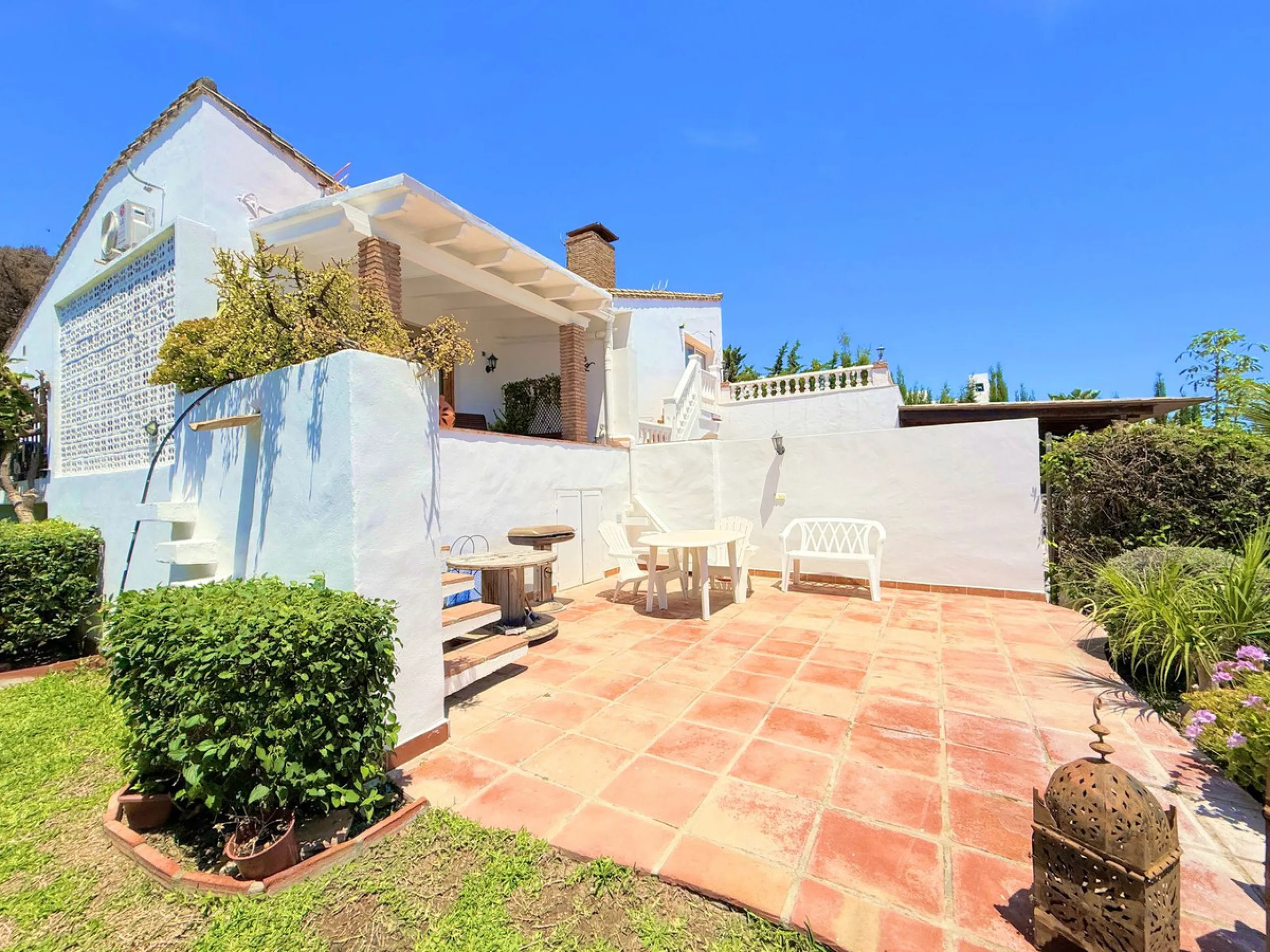 House - Semi-Detached House в продаже в Estepona, Málaga. В доме 3 спален и 2 ванных комнат. Площадь дома 123 м². Площадь участка 416 м²