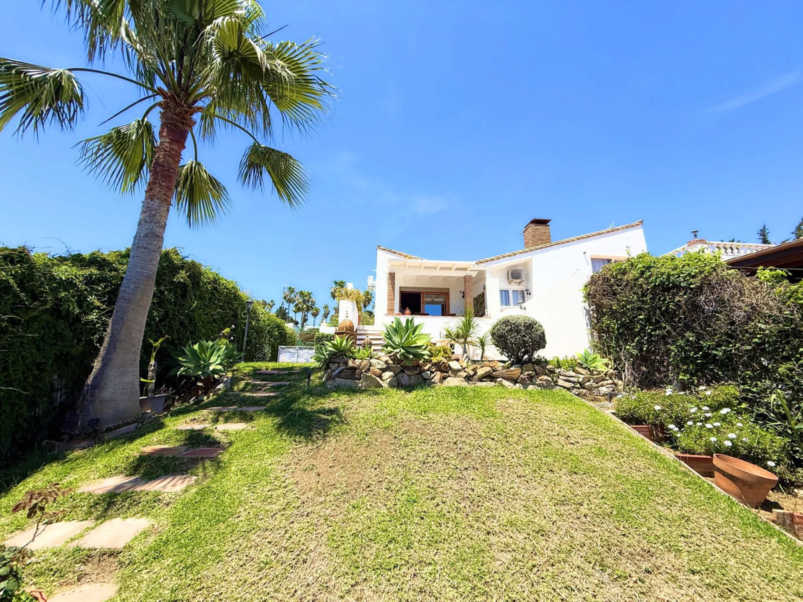 House - Semi-Detached House в продаже в Estepona, Málaga. В доме 3 спален и 2 ванных комнат. Площадь дома 123 м². Площадь участка 416 м²