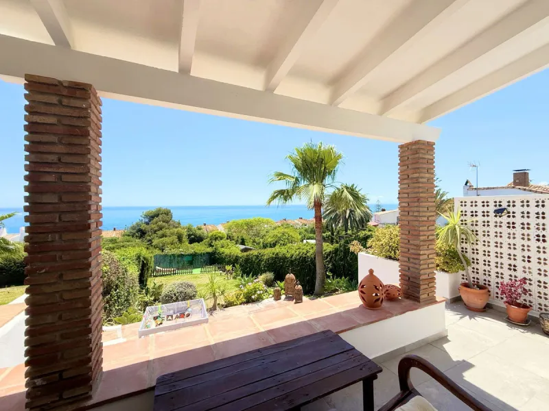 House - Semi-Detached House в продаже в Estepona, Málaga. В доме 3 спален и 2 ванных комнат. Площадь дома 123 м². Площадь участка 416 м²