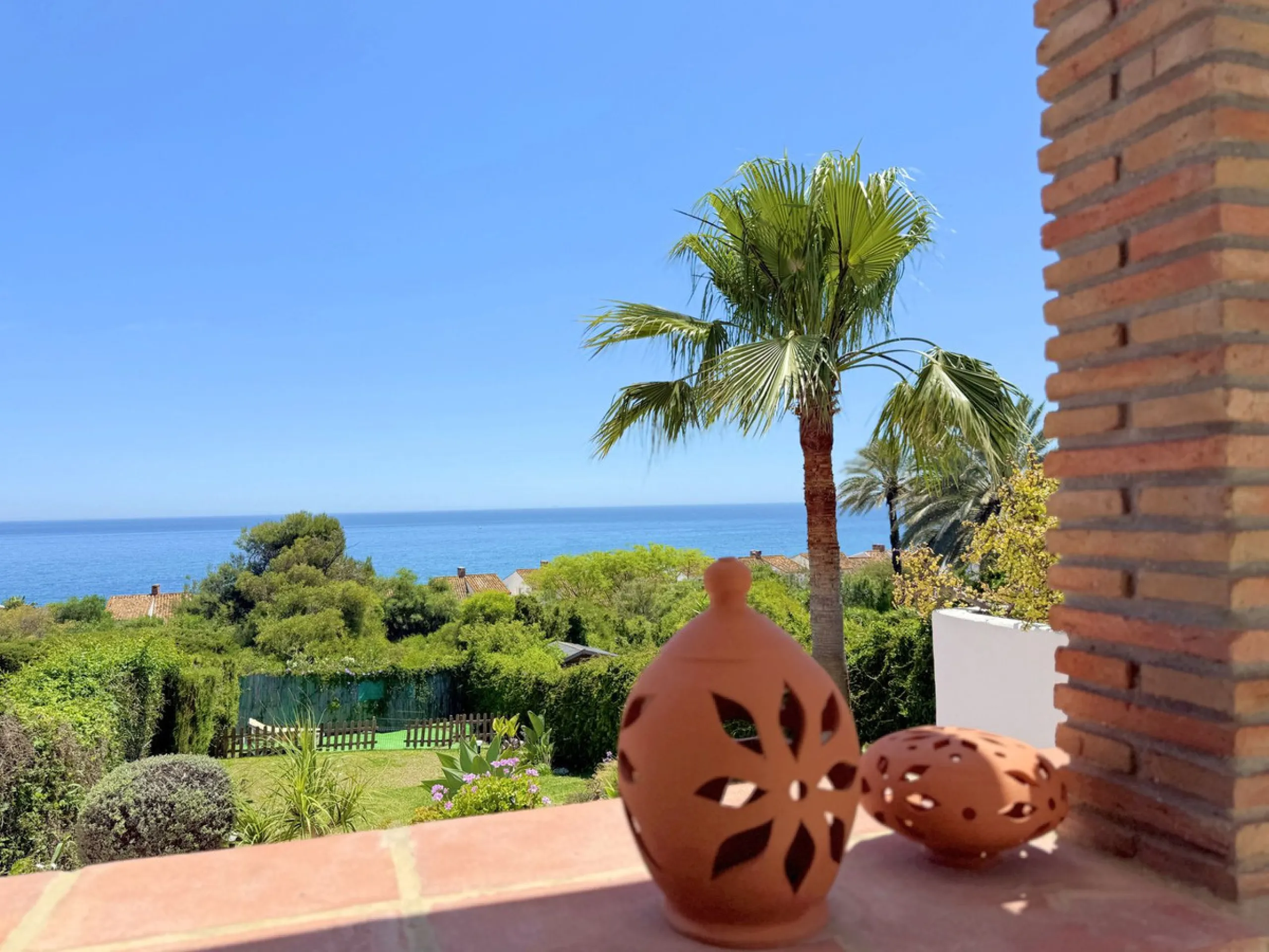 House - Semi-Detached House в продаже в Estepona, Málaga. В доме 3 спален и 2 ванных комнат. Площадь дома 123 м². Площадь участка 416 м²