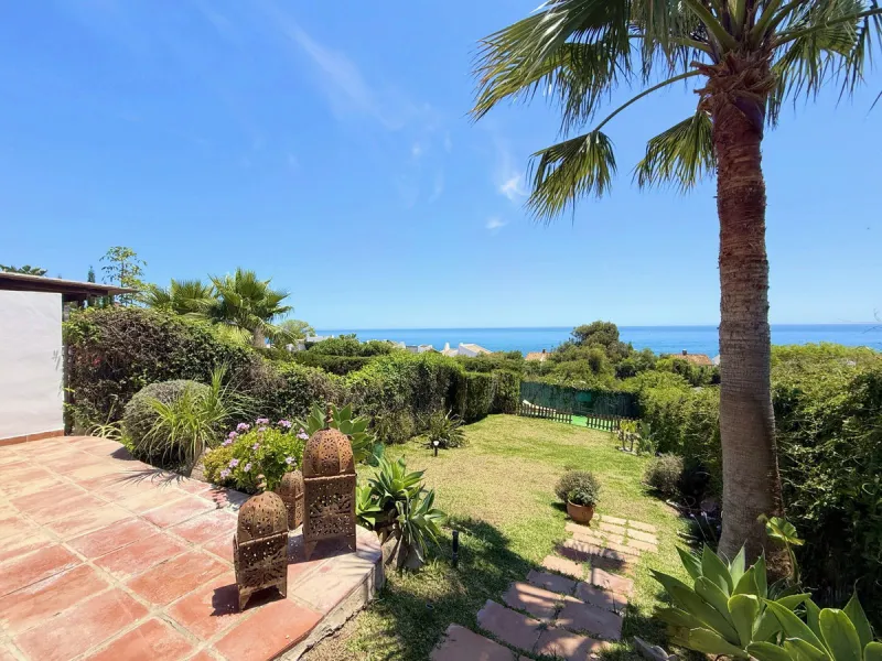 House - Semi-Detached House в продаже в Estepona, Málaga. В доме 3 спален и 2 ванных комнат. Площадь дома 123 м². Площадь участка 416 м²