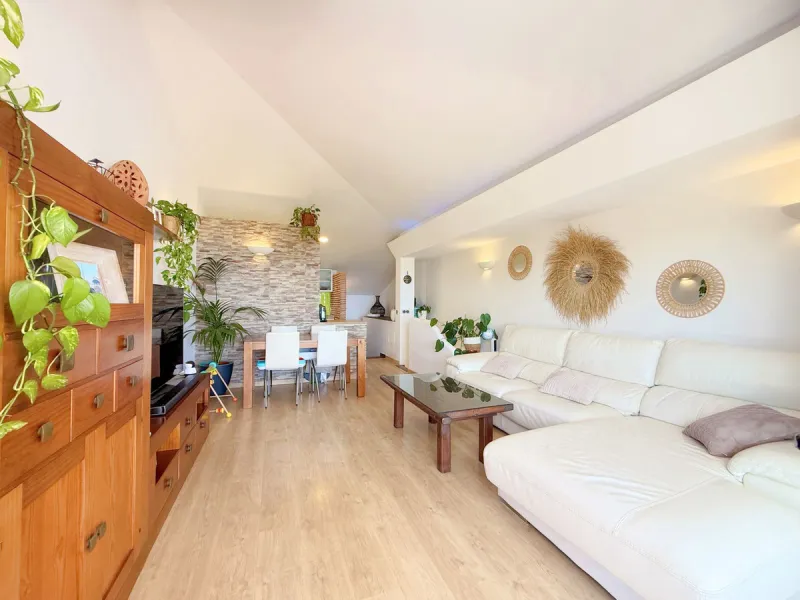 House - Semi-Detached House в продаже в Estepona, Málaga. В доме 3 спален и 2 ванных комнат. Площадь дома 123 м². Площадь участка 416 м²