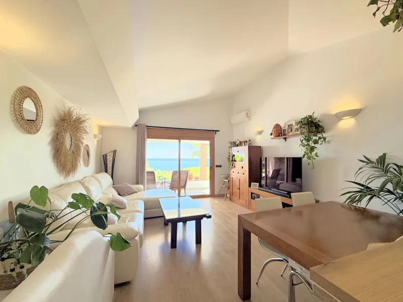 House - Semi-Detached House в продаже в Estepona, Málaga. В доме 3 спален и 2 ванных комнат. Площадь дома 123 м². Площадь участка 416 м²
