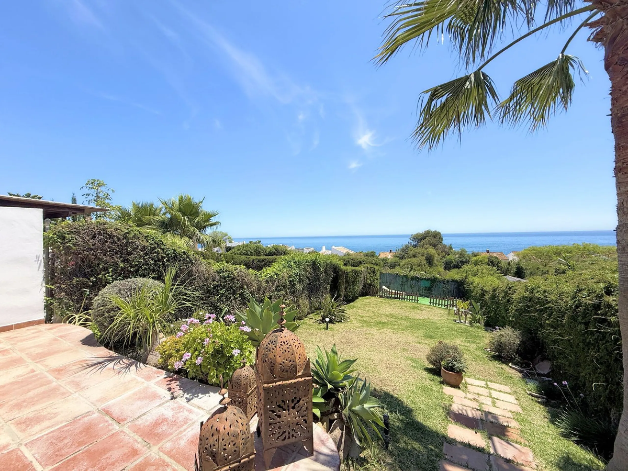House - Semi-Detached House в продаже в Estepona, Málaga. В доме 3 спален и 2 ванных комнат. Площадь дома 123 м². Площадь участка 416 м²