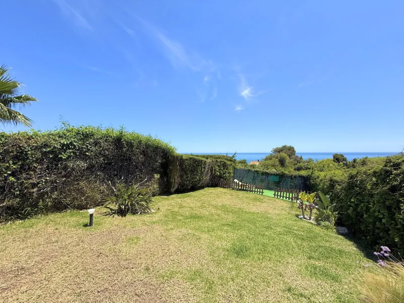 House - Semi-Detached House в продаже в Estepona, Málaga. В доме 3 спален и 2 ванных комнат. Площадь дома 123 м². Площадь участка 416 м²