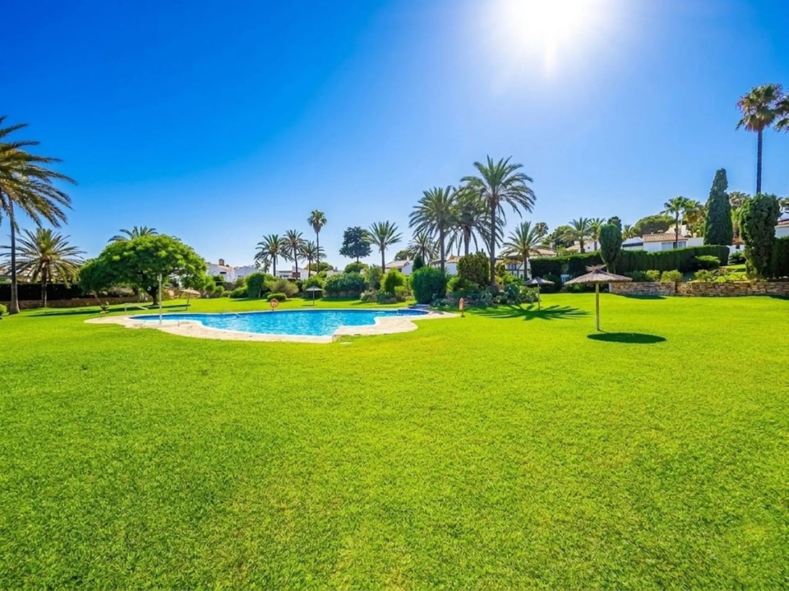 House - Semi-Detached House в продаже в Estepona, Málaga. В доме 3 спален и 2 ванных комнат. Площадь дома 123 м². Площадь участка 416 м²