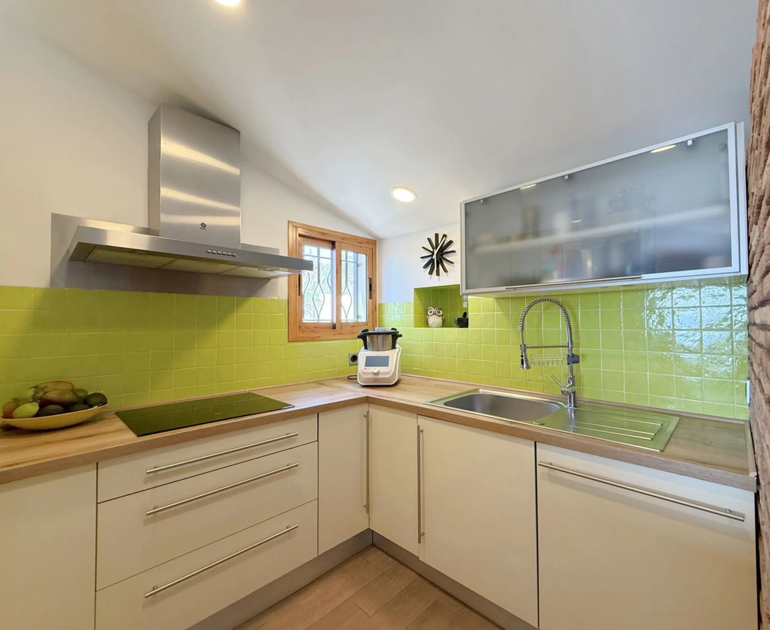 House - Semi-Detached House в продаже в Estepona, Málaga. В доме 3 спален и 2 ванных комнат. Площадь дома 123 м². Площадь участка 416 м²