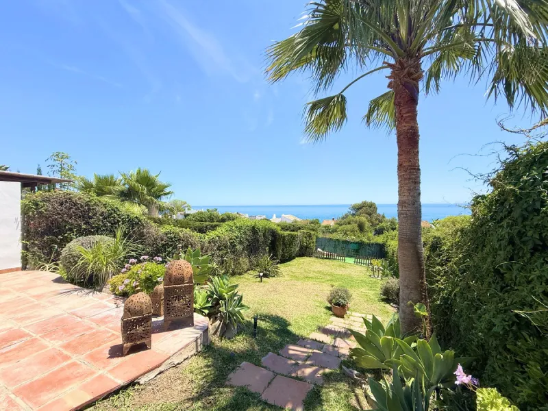 House - Semi-Detached House в продаже в Estepona, Málaga. В доме 3 спален и 2 ванных комнат. Площадь дома 123 м². Площадь участка 416 м²